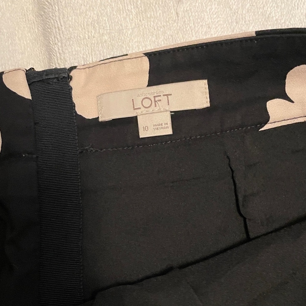 LOFT Black and Cream Floral Pencil Skirt - Picture 2 of 3